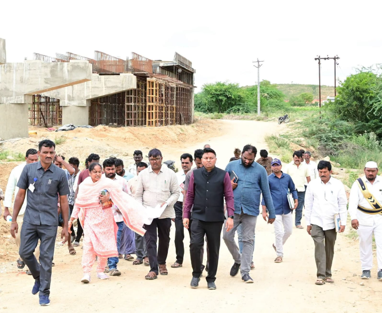 పాపాఘ్ని నదిపై నిర్మిస్తున్న హై లెవెల్ బ్రిడ్జి పనులను పరిశీలించిన జిల్లా కలెక్టర్ నిశాంత్ కుమార్.